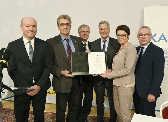 Unterzeichnung Kaufvertrag KABEG vs. AUVA.Vorst.Dr. Arnold Gabriel, KR Wolfgang Birbaumer, KR Günther Stangl, LH Dr. Peter Kaiser, LHStv.Dr. Beate Prettner, GD Helmut Köberl