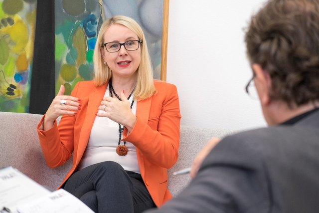 Wirtschaftsministerin Schramböck: "Niemand braucht für die Kurse ein Vowissen."   | Foto: Arnold Burghardt