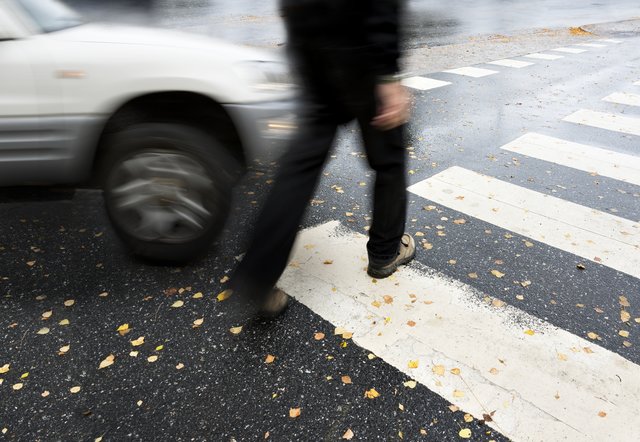 Kollission auf Schutzweg: Frau verletzt.
