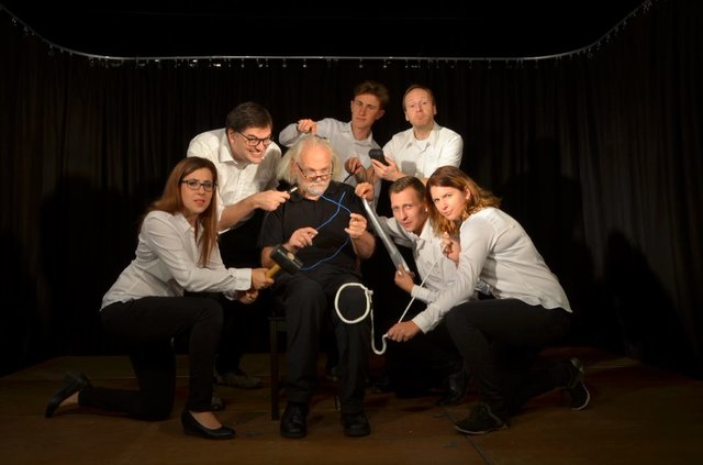 Das Ensemble mit der Regieleitung Paul Kindler.