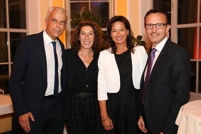 Herbert Walzhofer (Vorstandsdirektor Retail Sparkasse OÖ), Adele Neuhauser, Sabine Spiess (Leiterin Marketing Retail & Events Sparkasse OÖ) und Klaus Losbichler (Regionalleiter Sparkasse OÖ) (v.li.).