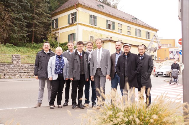 Das "Sirningerhaus" in der Kapfenberger Wiener Straße (im Hintergrund) wird in den nächsten Monaten revitalisiert.