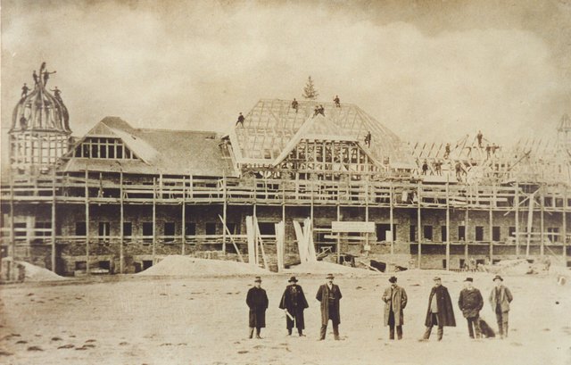 Der Rohbau des Kaiserin-Elisabeth-Krankenhauses im Jahr 1909. | Foto: gespag