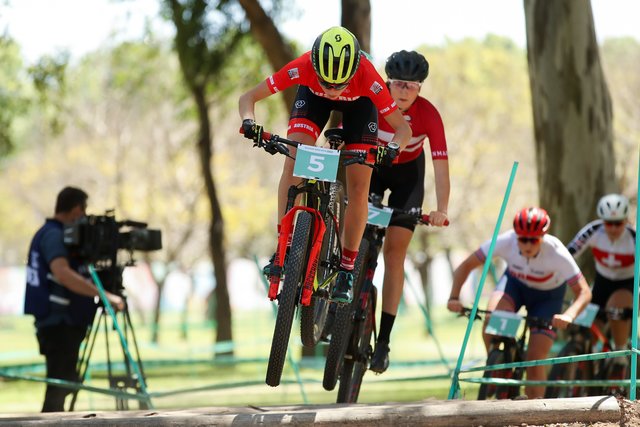 Auf ihrem Mountainbike war die amtierende Junioren-Weltmeisterin Laura Stigger wieder mal wieder Teufel unterwegs. | Foto: ÖOC/Gepa pictures