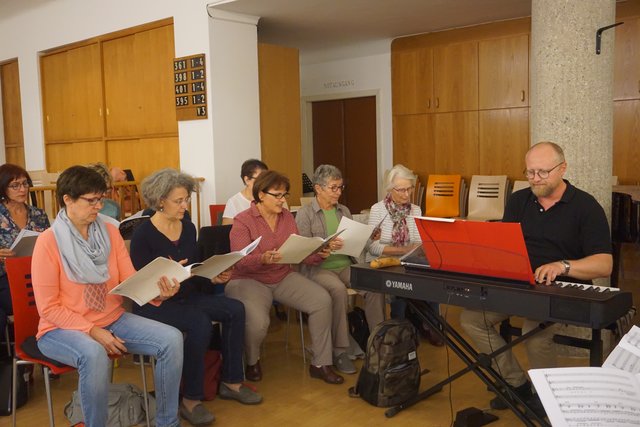 Für das Jubiläumskonzert am 16. November probt der "Erlöserkirche Gospel Choir" ganz konzentriert.