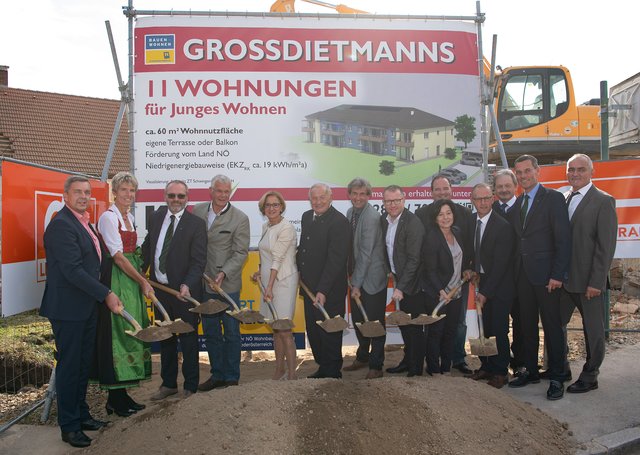 Konrad Antoni, Martina Diesner-Wais, Manfred Damberger, Erhart Weißenböck, Johanna Mikl-Leitner, Johann Weissenbök, Rudolf Schwingenschlögl, Stefan Graf, Margit Göll, Alexander Maier, Franz Hinker, Johann Müllauer, Stefan Grusch und Hermann Budschedl beim Spatenstich.