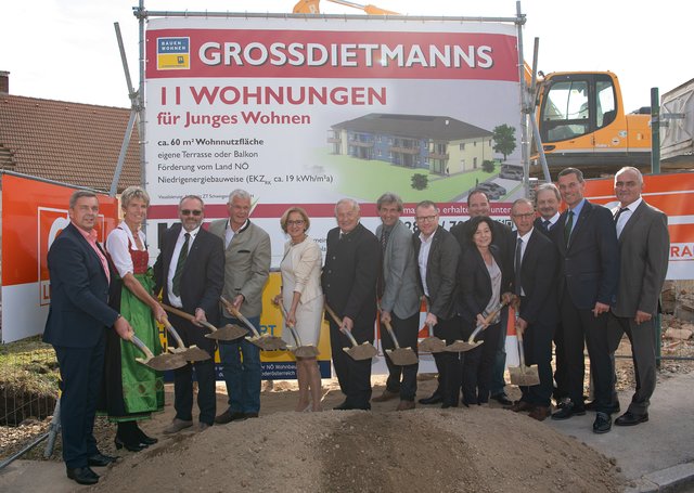 Konrad Antoni, Martina Diesner-Wais, Manfred Damberger, Erhart Weißenböck, Johanna Mikl-Leitner, Johann Weissenbök, Rudolf Schwingenschlögl, Stefan Graf, Margit Göll, Alexander Maier, Franz Hinker, Johann Müllauer, Stefan Grusch und Hermann Budschedl beim Spatenstich.  | Foto: WAV