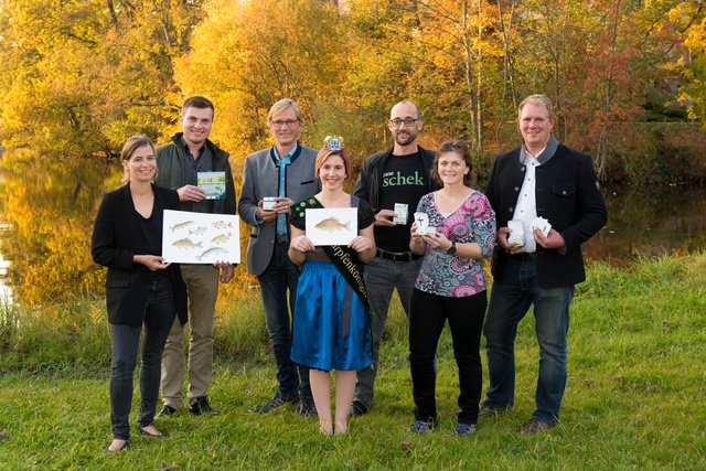 Illustratorin Brigitte Baldrian, Landwirtschaftskammer-Referent und Verbandsgeschäftsführer Leo Kirchmaier hat die Projektkoordinierung übernommen, Obmann-Stv. des NÖ Teichwirteverbandes Andreas Kainz, NÖ Karpfenkönigin Luna I., nachhaltig gedruckt hat Manfred Ergott von der Druckerei Janetschek, Geschäftsleiterin Dunja Eisner hat mit dem ATZ MühlenHof-RadVit die Konfektionierung des Spieles übernommen, Bezirksbauernkammer Gmünd Obmann-Stv. Thomas Steiner.