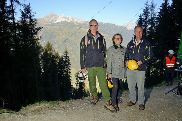 Der Schutzwald war eines der Themen bei der Konferenz der EU-GeneraldirektorInnen. Beim Lokalaugenschein in Neustift im Stubaital zeigten (von li.) Helmut Gassebner (Bezirksforstinspektion Steinach), Sektionschefin Maria Patek vom Bundesministerium für Nachhaltigkeit und Tourismus und Tirols Landesforstdirektor Josef Fuchs der Delegation, wie die Holzbringung im steilen Gelände funktioniert.