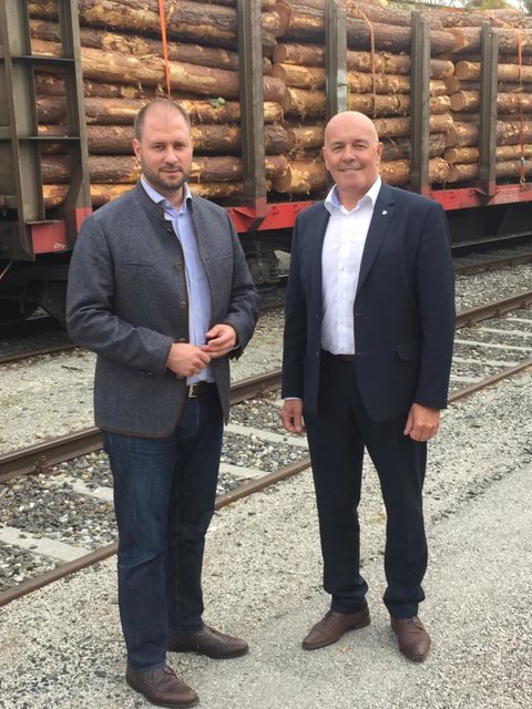 Christian Sargatz und Bgm. Georg Rosner kritisieren die Nichteinhaltung der Versprechungen bezüglich des Güterverkehrs im Bezirk Oberwart.