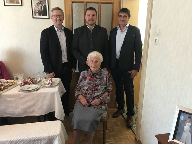 Gratulanten zum 90er: Vizebgm. Gernot Mager, Bgm. Werner Gabriel und GV Johann Kolonovits mit Jubilarin Hermina Herics | Foto: Gemeinde Schandorf