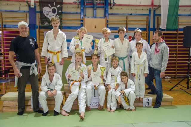 Die erfolgreichen Kirchbacher Judosportler mit ihren Betreuern Josef Archan (l.) und Mario Kickmayer (r). | Foto: Daniel Reicht 