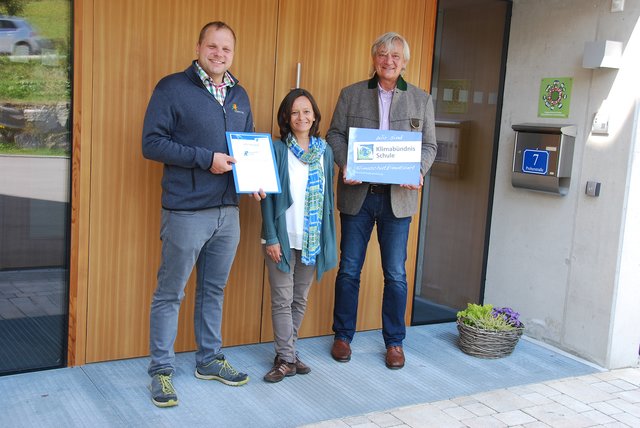 Direktor Peter Rotschopf (re.) und Mathias Gappmaier (li., LFS Tamsweg) bei der Überreichung der Klimabündnis-Urkunde durch Gerlinde Ecker (Mitte) vom Klimabündnis Salzburg.