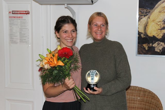 vlnr. Irene Hörschläger und Lydia Wizany mit der Schneekugel "Goldmarie"