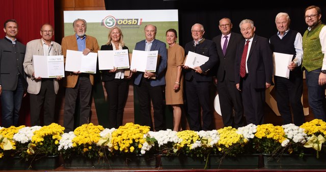 v.l.: OÖVP Landesgeschäftsführer Wolfgang Hattmannsdorfer, Seniorenbund Bezirksobfrau Josefine Richter, Landtagsabgeordneter Wolfgang Stanek, Landesobmann Josef Pühringer und Seniorenbund Landesgeschäftsführer Franz Ebner mit Vertretern der prämierten Ortsgruppen.