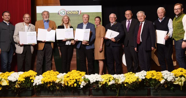 v.l.: OÖVP Landesgeschäftsführer Wolfgang Hattmannsdorfer, Seniorenbund Bezirksobfrau Josefine Richter, Landtagsabgeordneter Wolfgang Stanek, Landesobmann Josef Pühringer und Seniorenbund Landesgeschäftsführer Franz Ebner mit Vertretern der prämierten Ortsgruppen.  | Foto: OÖ Seniorenbund