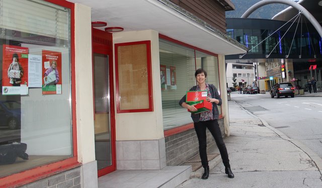 Renate Egger vor der Annahmestelle "Weihnachtswerkstatt" in der Feldgasse in Kufstein. | Foto: Miriam Egger