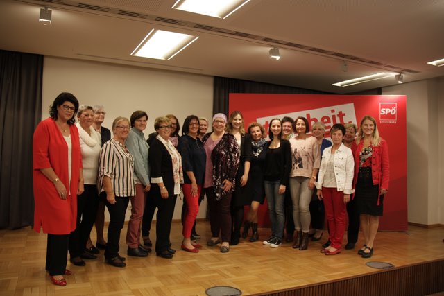 Landtagsabgeordnete Helga Ahrer (li.) wurde im Rahmen der SPÖ-Regionalfrauenkonferenz als Vorsitzende einstimmig wiedergewählt.
