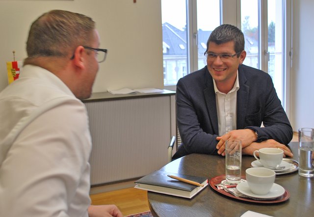 Martin Gruber im Gespräch mit Chefredakteur Peter Kowal. Wichtig ist ihm, den Kontakt der Landespartei zu den Gemeinde-Parteien zu stärken