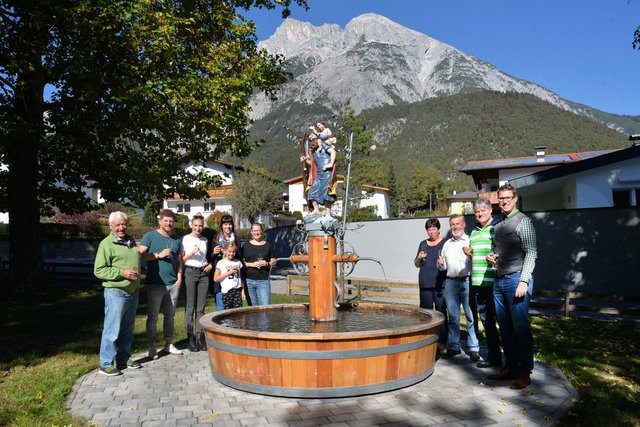 Wasser im Brunnen, Sekt in den Gläsern: der Christophorus-Brunnen ist wieder wie neu.