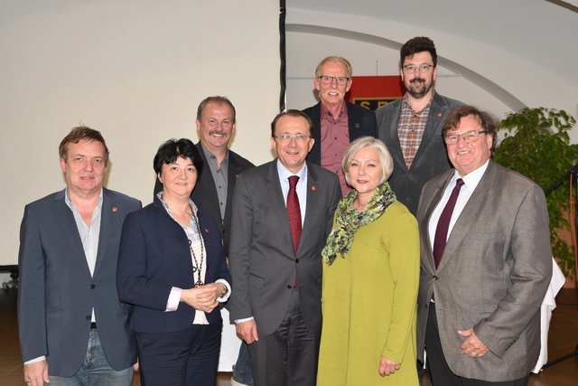 Diese frischen Köpfe holte sich Sankt Pöltens Bürgermeister Matthias Stadler (Bildmitte) ins Team der Bezirks-SPÖ: Stadtrat in spe Heinz Hauptmann; GR Mirsada Zupani, Stadtrat in spe Walter Hobiger, Bürgermeister Matthias Stadler, STR Martin Fuhs, die zukünftige GR Carola Felsenstein, StR Harald Ludwig und Vizebürgermeister Ing. Franz Gunacker