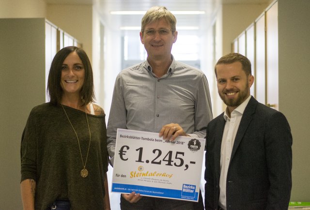 Sabrina Radowan (Marketing Bezirksblätter Burgenland) und Christoph Hausegger (Geschäftsführer Bezirksblätter Burgenland) überreichten den 1.245 Euro-Scheck an Sterntalerhof-Geschäftsführer Harald Jankovits.