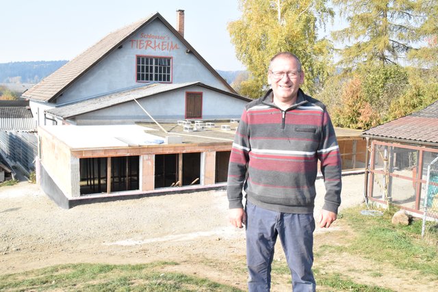 Erwin Schlosser vor dem Zubau: Für die Fertigstellung sind Spendengelder nötig.