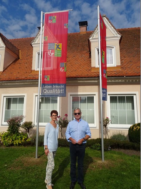 Sprengeleinsatzleiterin DGKP Gertrude Wurm und GF Gottfried Lautner, der die Fahnen vor dem neuen Stützpunkt aufzog. 