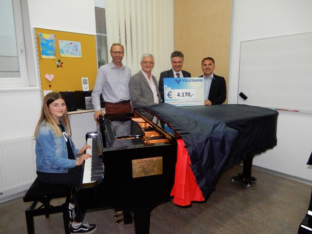 Klavierschülerin Sophia Resel und Dir. Gerhard Forman freuen sich über die großzügige Spende von Vizebgm. Alfred Kliegl, Notar Mag. Harald Oppeck und Rotary Past-Präs. Christian Dittrich.