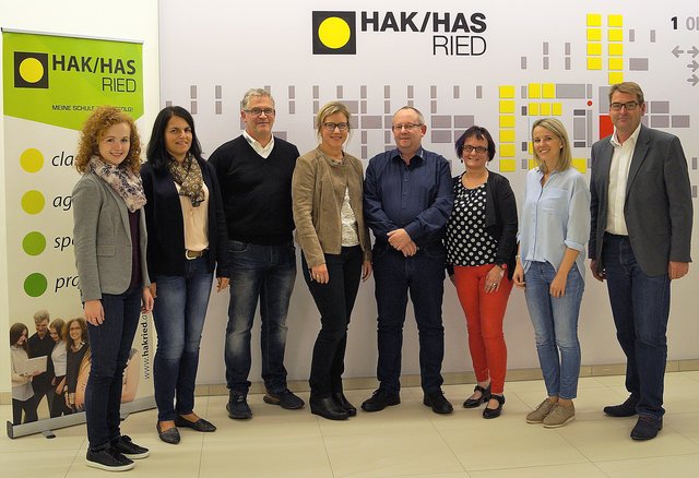 Von links: Barbara Lehner (Krankenhaus der Barmherzigen Schwestern, Ried), Pamela Hamedinger (HAK Ried), Michael Großbötzl (Malerei Großbötzl), Elisabeth Hochhold (Raiffeisenbank Ried), Stephan Schwarz (DB Schenker), Petra Mies (Maximarkt), Eva Rendl (Fill Maschinenbau) und Hubert Wiesinger (HAK/HAS Ried).