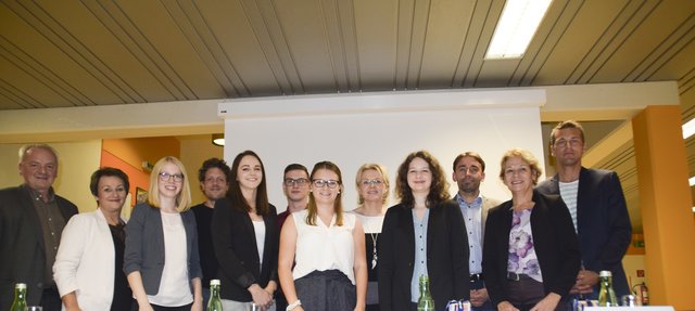 Die Schülerinnen der Projektgruppe mit den Lehrkräften sowie den Podiumsteilnehmern und Zwettls Vizebürgermeister Johannes Prinz (l.).