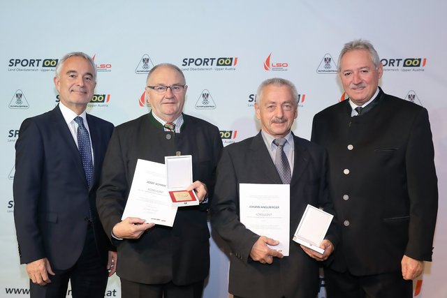 Zum Sport-Konsulent wurden Josef Schwarz aus Auerbach  (2.v.l.) und Johann Anglberger aus Lochen am See ernannt. Landtagspräsident Viktor Sigl und Präsident Peter Reichl (Landessportorganisation) gratulierten. | Foto: Land OÖ/Lisa Schaffner