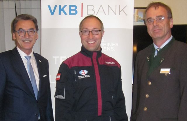 VKB-Regionaldirektor Wolfgang Plasser, Astrophysiker Dr. Gernot Grömer, Direktor der VKB-Bank Bad Ischl, Christian Elmer.