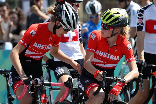 Hannah Streicher (links) und Laura Stigger waren als Teamkameradinnen jederzeit füreinander da. | Foto: ÖOC/Gepa pictures
