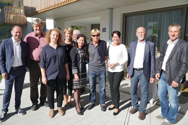 Eine Abordnung aus dem Tannheimer Tal ließ sich kürzlich in Ehrwald die neu eröffnete Tagespflegestätte von den Vertretern des Sozial- und Gesundheitssprengels Außerfern zeigen.