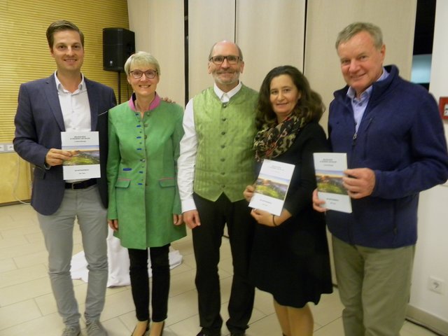 Unser Bild zeigt Bgm. Thomas Reingruber, das Ehepaar Mitteregger, Vizebgm. Alexandra Rauch und den Altbürgermeister Lois Guggi (v. l.).
