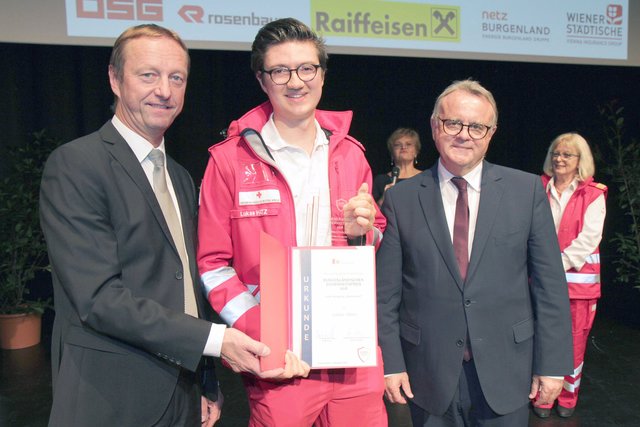 LH-Stv. Johann Tschürtz und LH Hans Niessl überreichten Lukas Hatz den Sicherheitspreis.