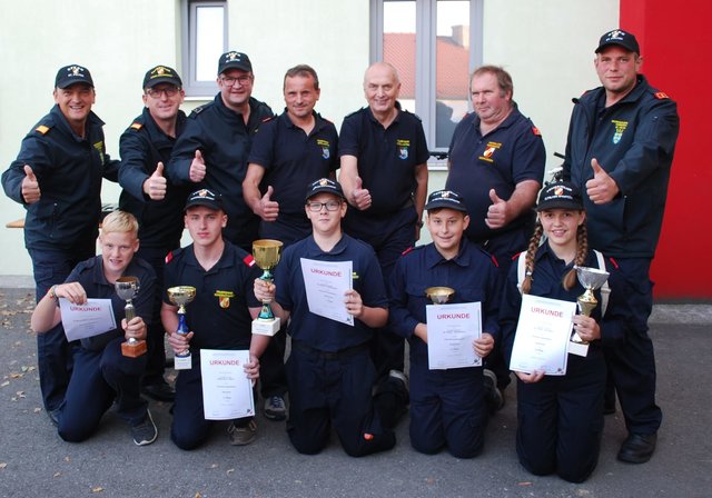 Sitzend: Fünfter Platz: Sebastian Hölzl, FF St. Margareten/Sierning; Zweiter Platz: Lukas Gaschinger FF Hafnerbach; Erster Platz: Paul Schöberl FF St. Pölten/Stattersdorf; Dritter Platz: Felix Kaiblinger FF St. Pölten/Ratzersdorf.
Stehend: Max Ovecka, Richard Kraus, Romano Casoria, Max Stockinger, Walter Grünstäudl, Walter Czech, , Bezirkssachbearbeiter Andreas Haindl. | Foto: Grünstäudl