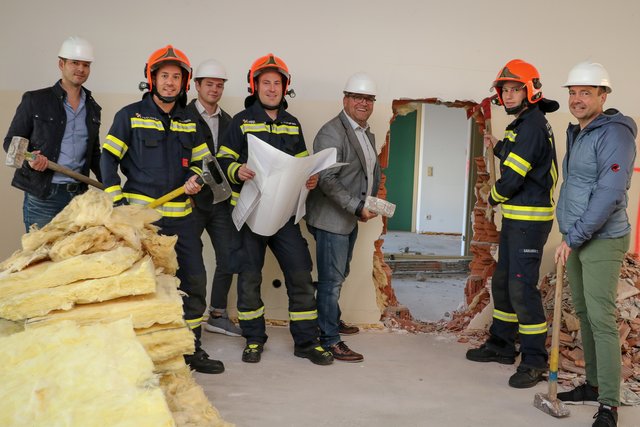 In Marchtrenk wird das Feuerwehrhaus auf den neuesten Stand der Technik gebracht – auch Bgm. Paul Mahr (Mitte) hilft mit.