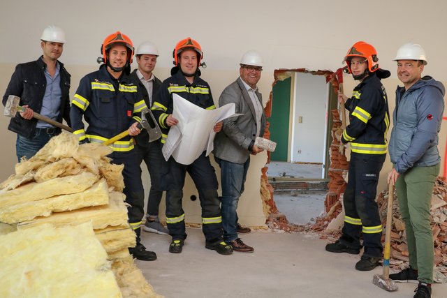 In Marchtrenk wird das Feuerwehrhaus auf den neuesten Stand der Technik gebracht – auch Bgm. Paul Mahr (Mitte) hilft mit. | Foto: FF Marchtrenk