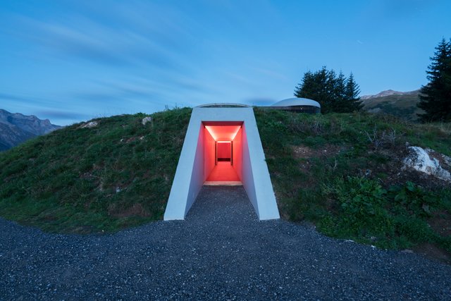 Das Skyspace Lech, ein einzigartiger Lichtraum am Berg, wurde von James Turrell entworfen. Rieder unterstützt das Kunstprojekt mit seinen Fassadenplatten.