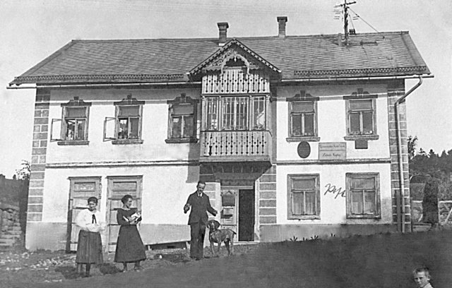 Dr. Rudolf Weissensteiner vor seiner Praxis in Kopfing im Jahr 1925.