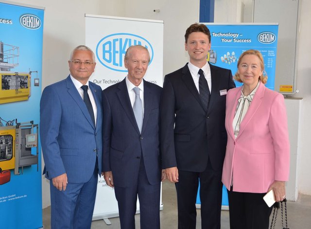 Stadtrat Thomas Woisetschläger mit Gottfried, Michael und Heidemarie Mehnert. | Foto: BEKUM Maschinenfabrik Traismauer GesmbH