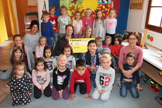 Je 500 Euro spendete die Trachtenkapelle Hasslacher an die Kindergärten in Sachsenburg und Pusarnitz