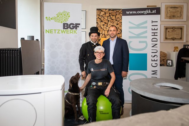 Erster Rauchfangkehrerbetrieb in Oberösterreich hat Projekt zur Gesundheitsförderung für Mitarbeiter gestartet.
(V. l.) Rauchfangkehrermeister Gerhard Hofer, Feuer & Raum, Mirjam Hangler, Gesellin, Albert Maringer, Obmann OÖGKK