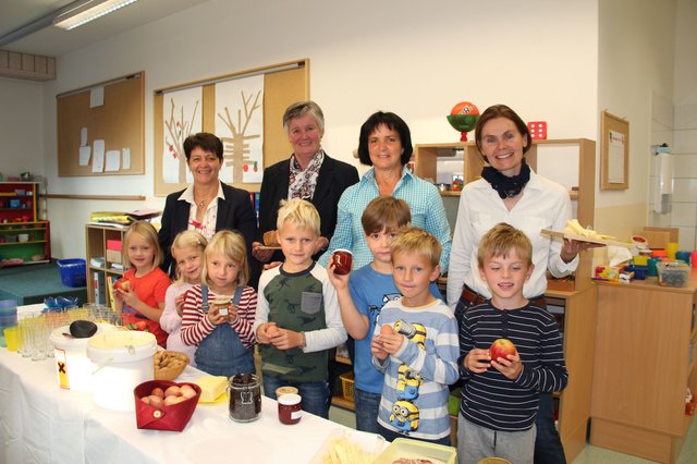 Regionale Jause an der VS Hopfgarten: LK-Vizepräsidentin Helga Brunschmid, Landesbäuerin Resi Schiffmann und Ortsbäuerin Kathi Misslinger mit Direktorin Margit Manzl (v.l.) sowie Schülerinnen und Schülern der ersten Klassen.