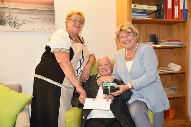 Stadträtin Maria Wieser mit Anneliese und Josef Kamper.
