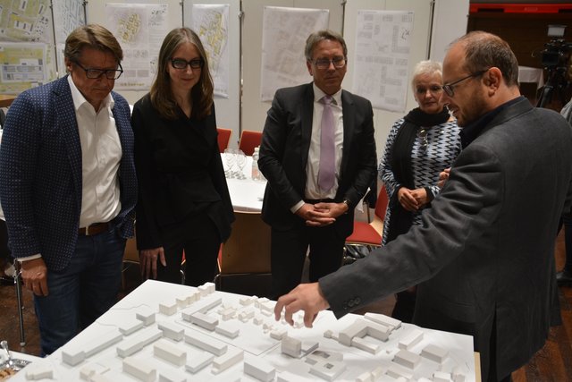 Interessierte Blicke auf das Modell der neuen Südtiroler Siedlung in Kufstein, die in den kommenden Jahren nach und nach Gestalt annehmen soll.