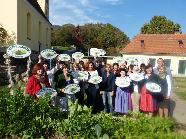 Die Leiter der steirischen Landwirtschaftsschulen wurden in der Fachschule St. Martin mit der "Natur im Garten"-Plakette geehrt.  | Foto: Natur im Garten