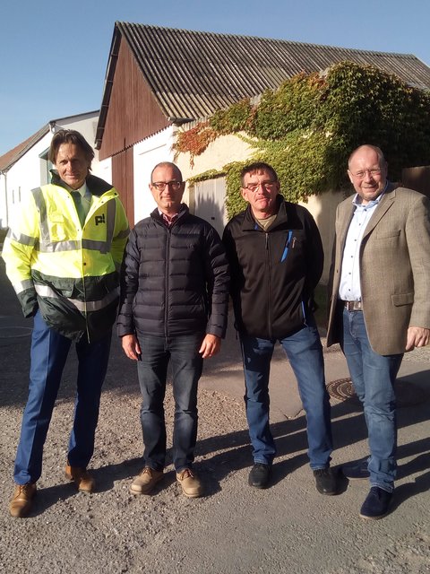 Prokurist Robitzer, Bauleiter Rainer Fleischhart, Bgm. Thomas Ludwig, GGR Alfred Prinz.
